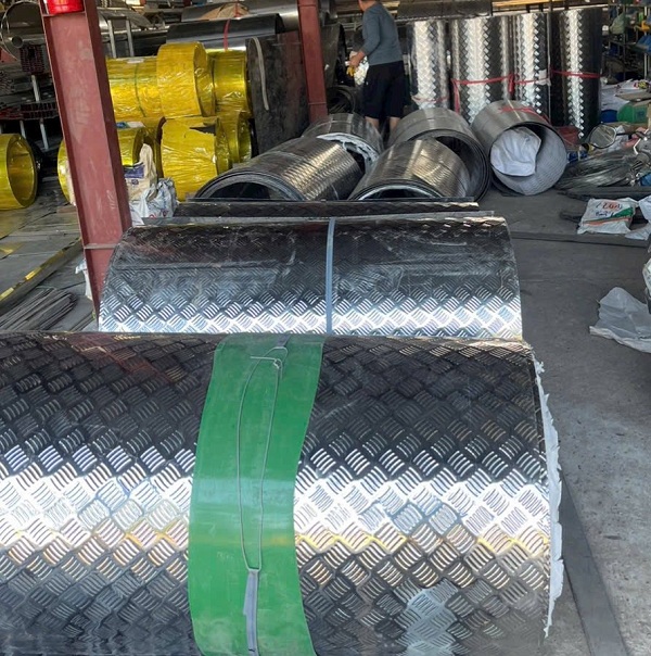 Sàn Inox Chống Trượt Hành Lang - An Toàn Tuyệt Đối, Giá Rẻ