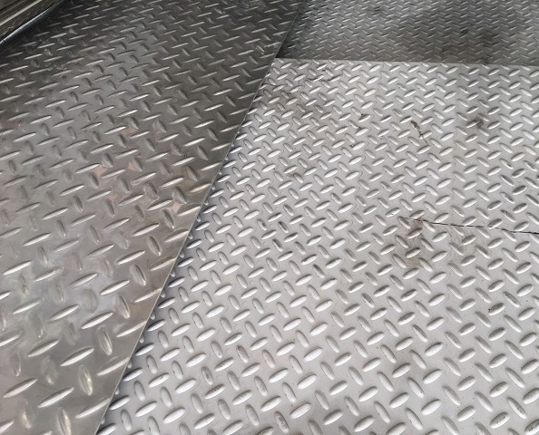 Sàn Inox Chống Trượt Nhà Xưởng Bền Bỉ, An Toàn Tuyệt Đối